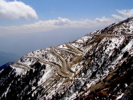 Road going up towards Sela Pass